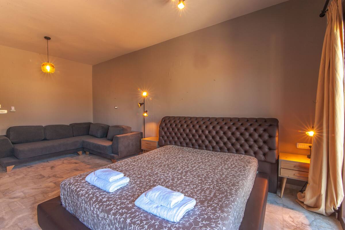 Triple Room, Balcony | Minibar, caja de seguridad en la habitación y escritorio