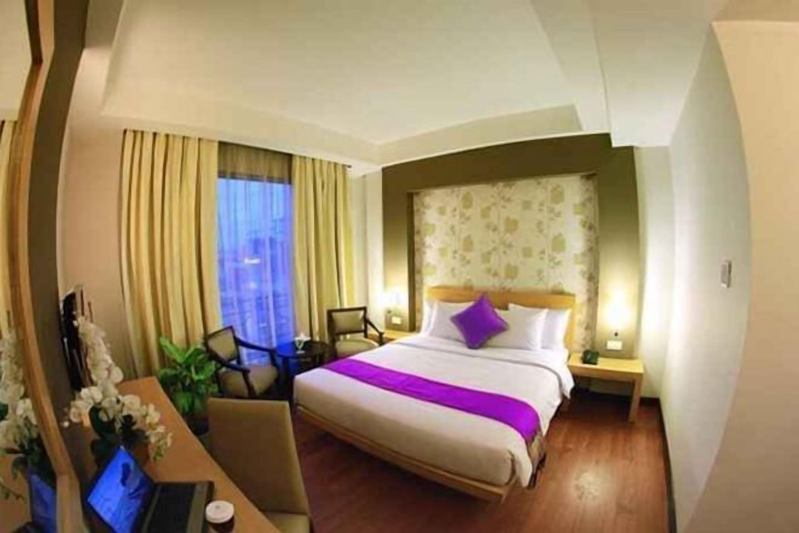 Minibar, brankas, meja kerja, dan tirai kedap cahaya