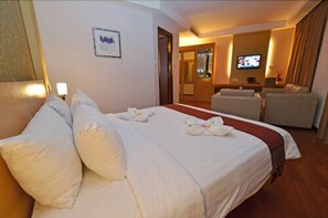 Minibar, in-room safe, desk, blackout drapes - The Axana Hotel (Padang)