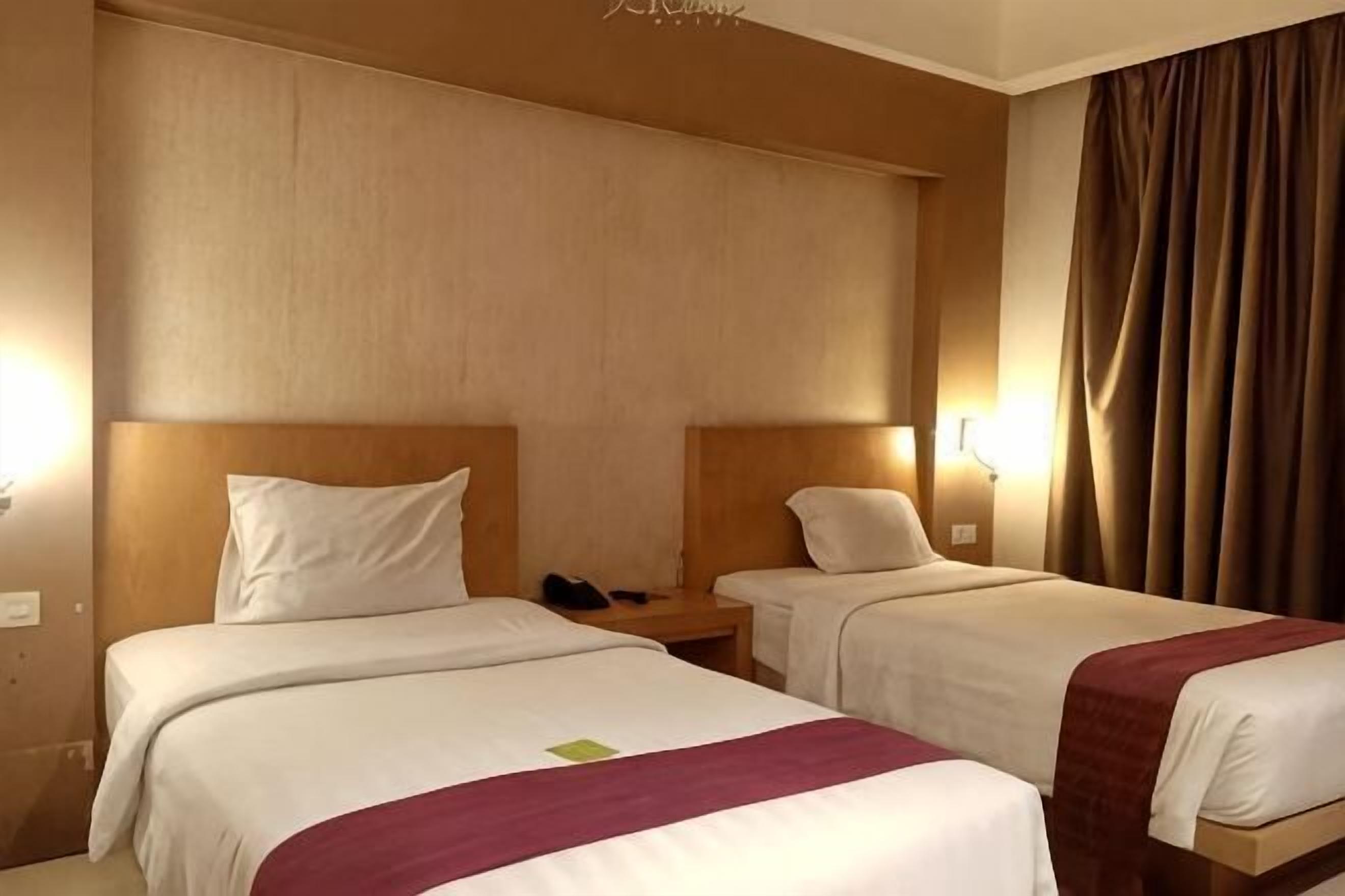 Minibar, brankas, meja kerja, dan tirai kedap cahaya