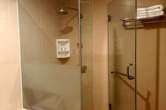 Baño | Ducha, artículos de higiene personal gratuitos y secador de pelo