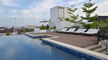 Una piscina al aire libre