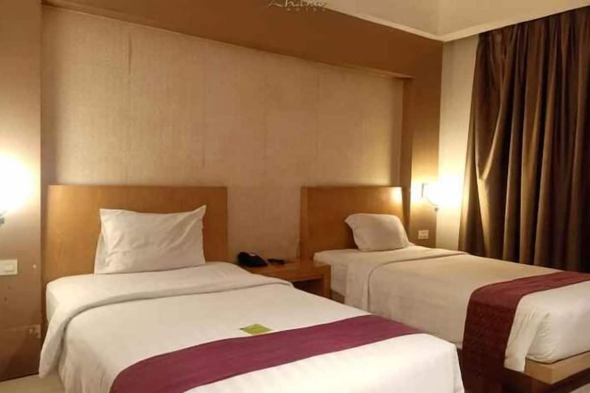 Minibar, brankas, meja kerja, dan tirai kedap cahaya
