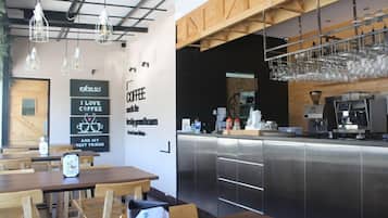 Desayuno buffet diario (IDR 85000 por persona)