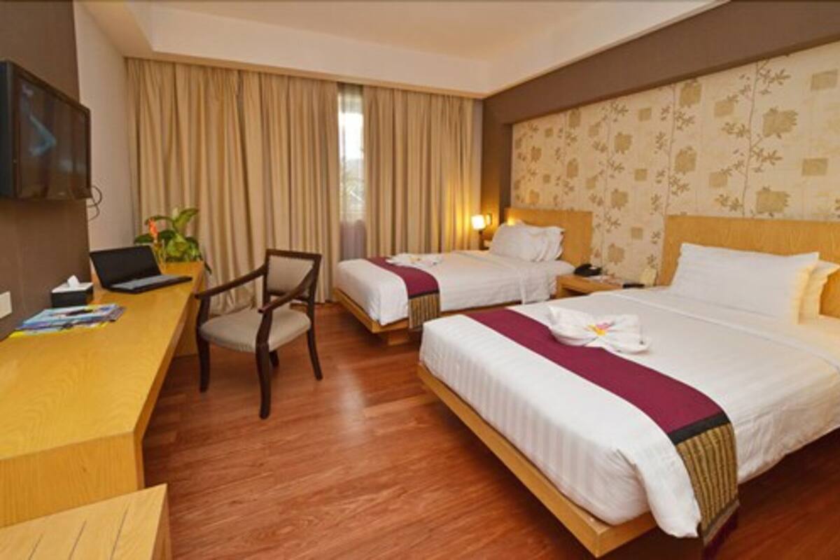 Deluxe Room | Minibar, in-room safe, desk, blackout curtains