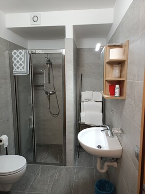 Shower, free toiletries, hair dryer, bathrobes - Albergo Gufo (Bormio)