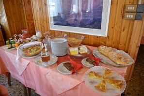 Free daily buffet breakfast - Albergo Gufo (Bormio)