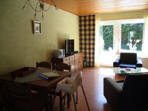 Townhome, 2 Bedrooms | Living area