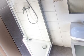 Casa adosada, 2 habitaciones | Baño | Ducha y secador de pelo