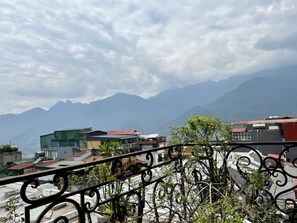 Rom – deluxe, 1 dobbeltseng eller 2 enkeltsenger, fjellutsikt | Terrasse/patio