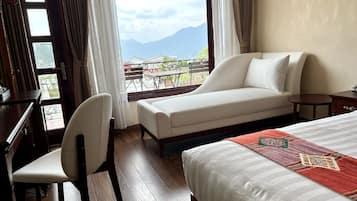Phòng Deluxe, 1 giường đôi hoặc 2 giường đơn, quang cảnh núi | Minibar, két bảo mật tại phòng, bàn, màn/rèm cản sáng