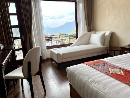 Minibar, caja de seguridad en la habitación y escritorio