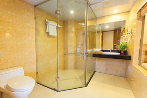 Pancuran mandi, kelengkapan dandanan diri percuma, pengering rambut 