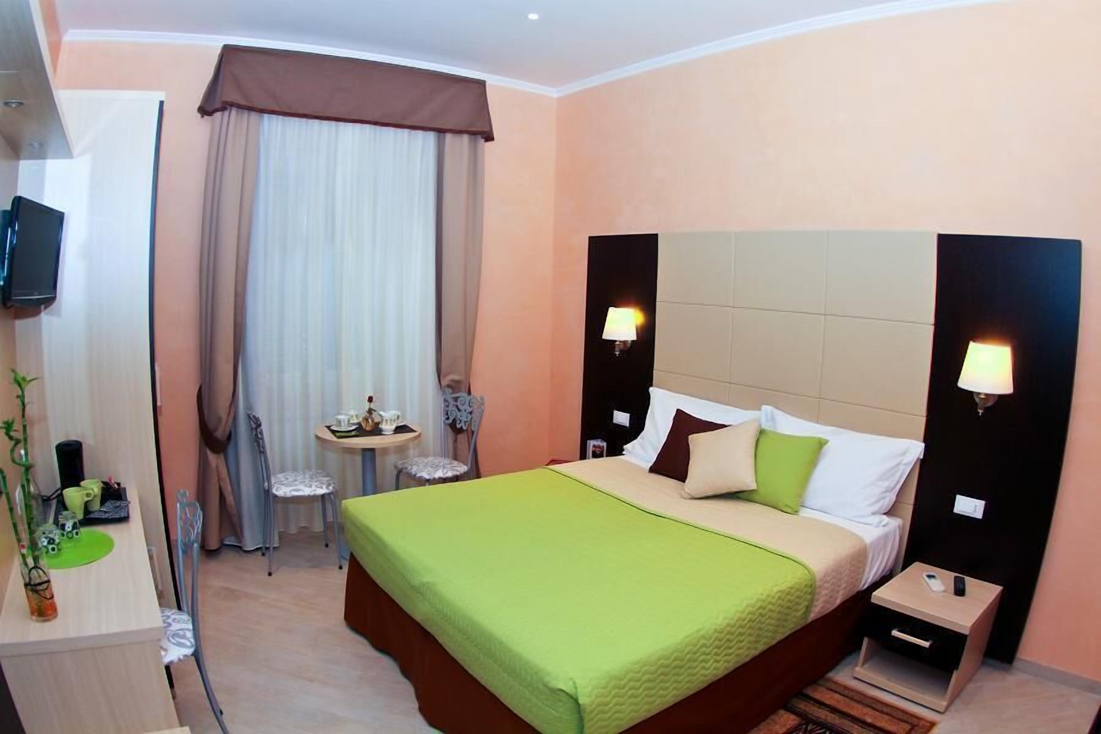 标准房 | 高档床上用品、客房内保险箱、办公桌、隔音