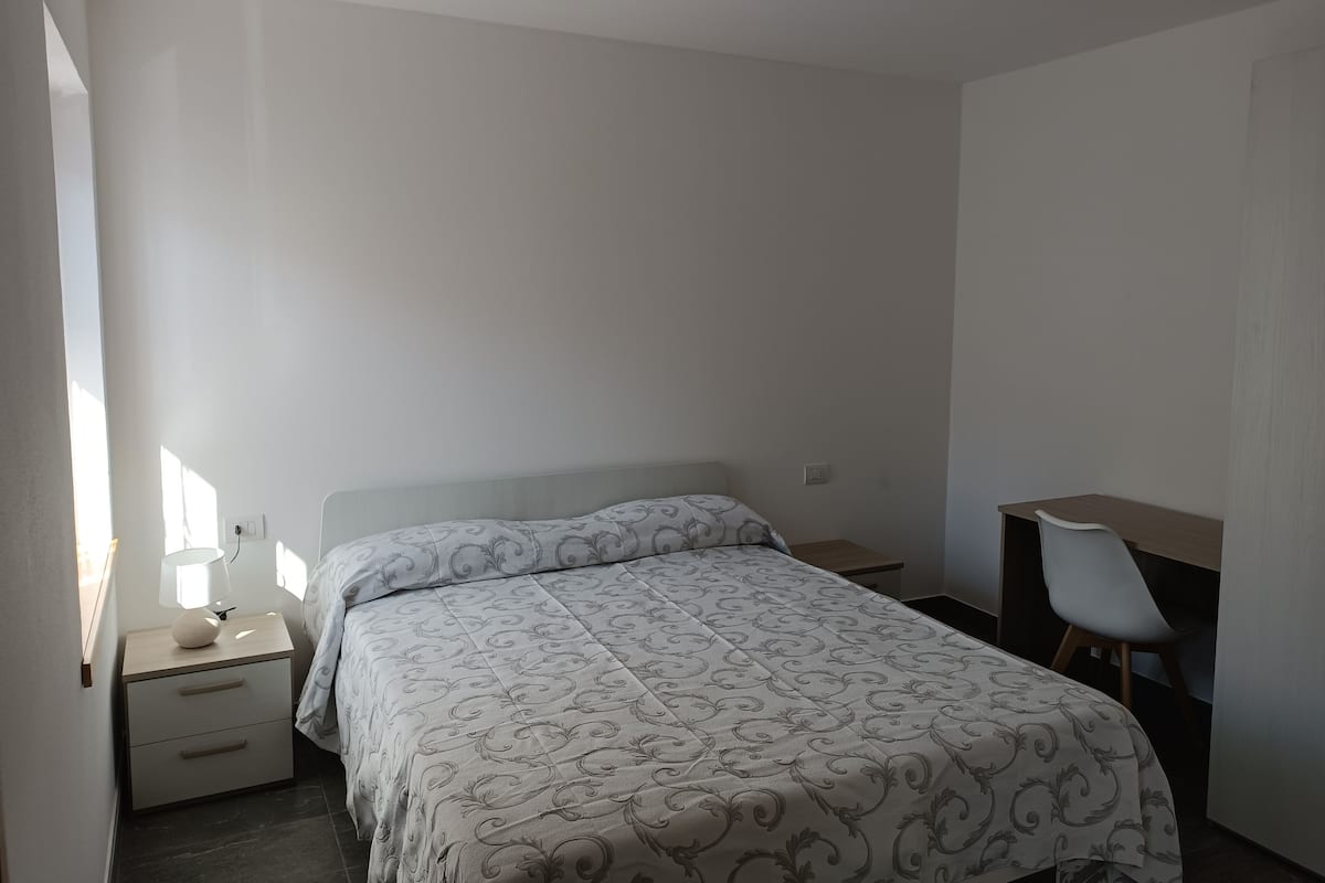 Camera con letto matrimoniale o 2 letti singoli | Una scrivania, insonorizzazione, Wi-Fi gratuito