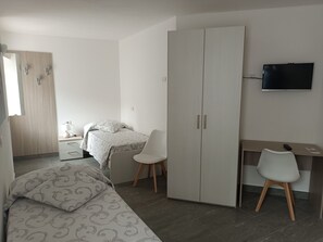 四人房 | 办公桌、隔音、免费 WiFi