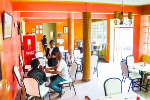 Petit déjeuner continental (35 USD par personne)