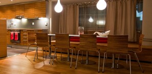 Suite Premier, 4 kamar tidur | Dapur pribadi | Lemari es, microwave, oven, dan kompor