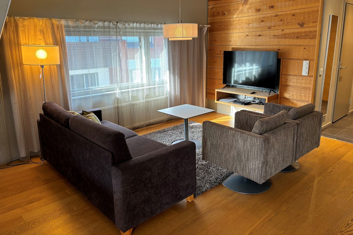 Suite estudio superior, no fumadores, vistas a la ciudad | Escritorio, cortinas opacas, tabla de planchar con plancha