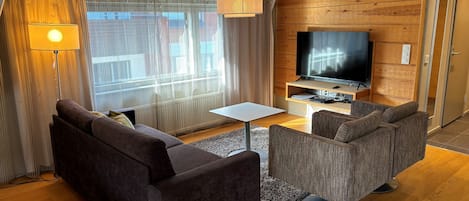 Suite estudio superior, para no fumadores, vista a la ciudad | Escritorio, cortinas blackout, tabla de planchar con plancha y cunas