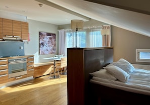 Desk, blackout drapes, iron/ironing board, cribs/infant beds - Levi Suites Unna Mànnu (Kittila)