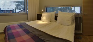 Three-bedroom apartment with sauna | Meja kerja, tirai kedap cahaya, dan setrika/meja setrika