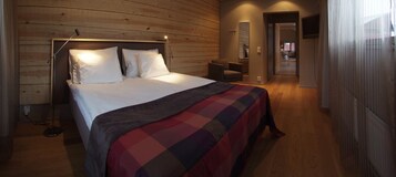 Deluxe Penthouse, 3 Bedrooms | Desk, blackout drapes, iron/ironing board, cribs/infant beds