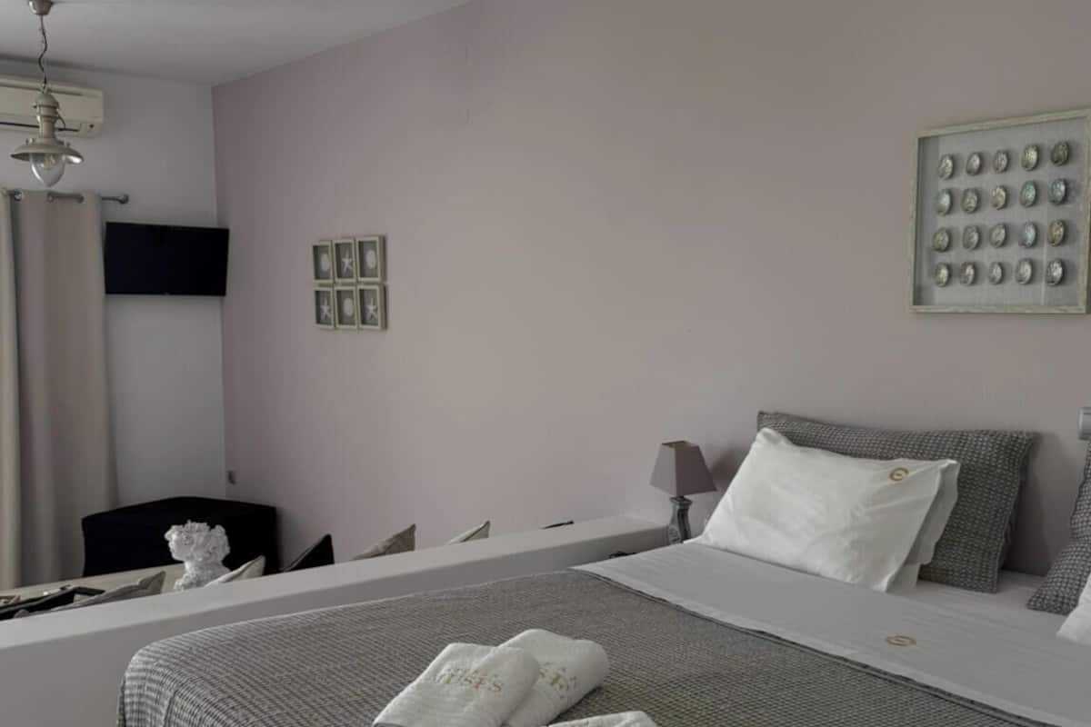 Villa, ved stranden | Individuelt dekorert, individuelt innredet og skrivebord for bærbar PC