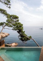 2 piscinas al aire libre, una piscina infinita, sombrillas