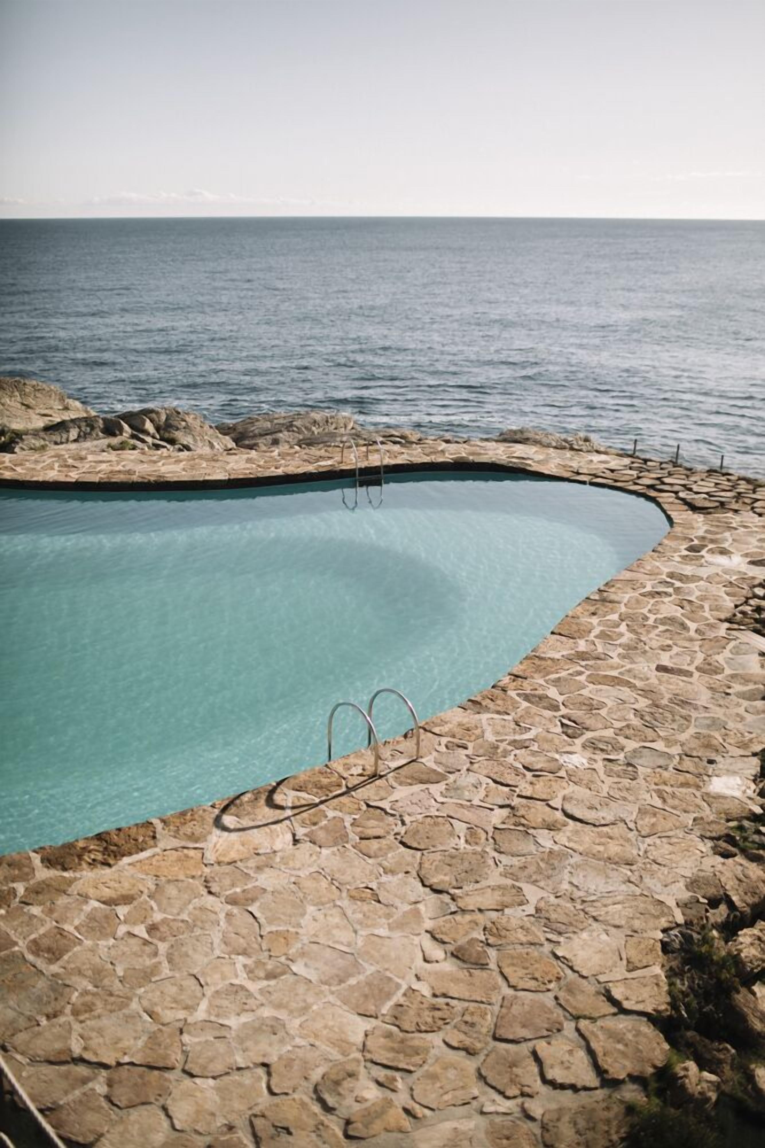 2 buitenzwembaden, een infinity pool, parasols voor strand/zwembad