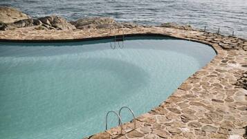 2 piscinas al aire libre, una piscina con borde infinito, sombrillas