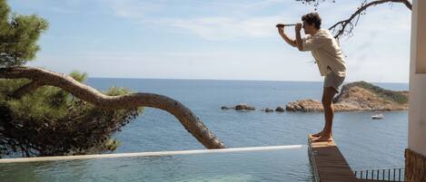 2 outdoor pools, an infinity pool, open open 24 hours, pool umbrellas