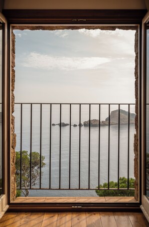 Ropa de cama de alta calidad y caja de seguridad en la habitación