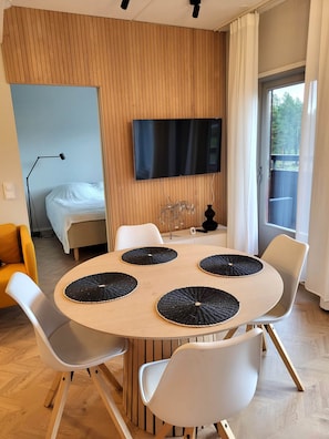 Apartment 2-bedroom B29 with sauna (3 pers) | Escrivaninha, espaço de trabalho para notebook, quartos à prova de som