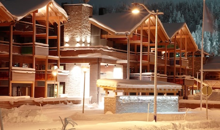 Fachada de la propiedad por la tarde o noche