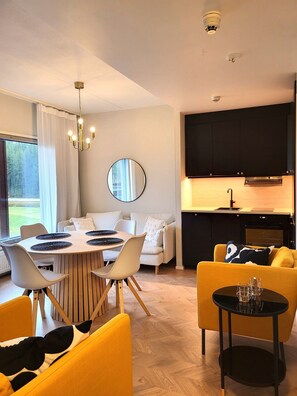 Standaard appartement | Privékeuken | Een koelkast, een microgolfoven, een oven, een kookplaat