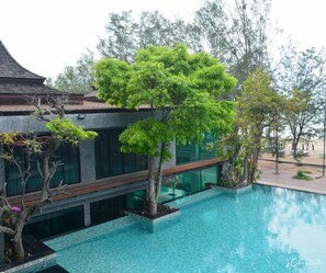 Outdoor pool, open 8:00 AM to 8:00 PM, pool loungers - I Calm Resort (Cha-am)