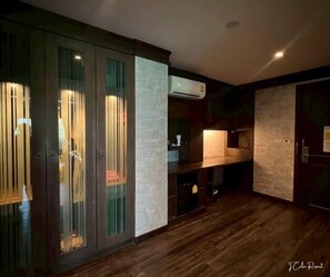 Deluxe Room with Jacuzzi | ตู้เสื้อผ้า
