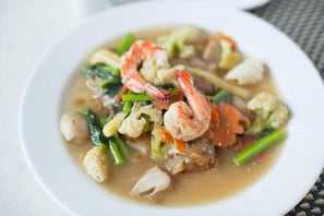 Café da manhã, almoço e jantar; culinária tailandesa