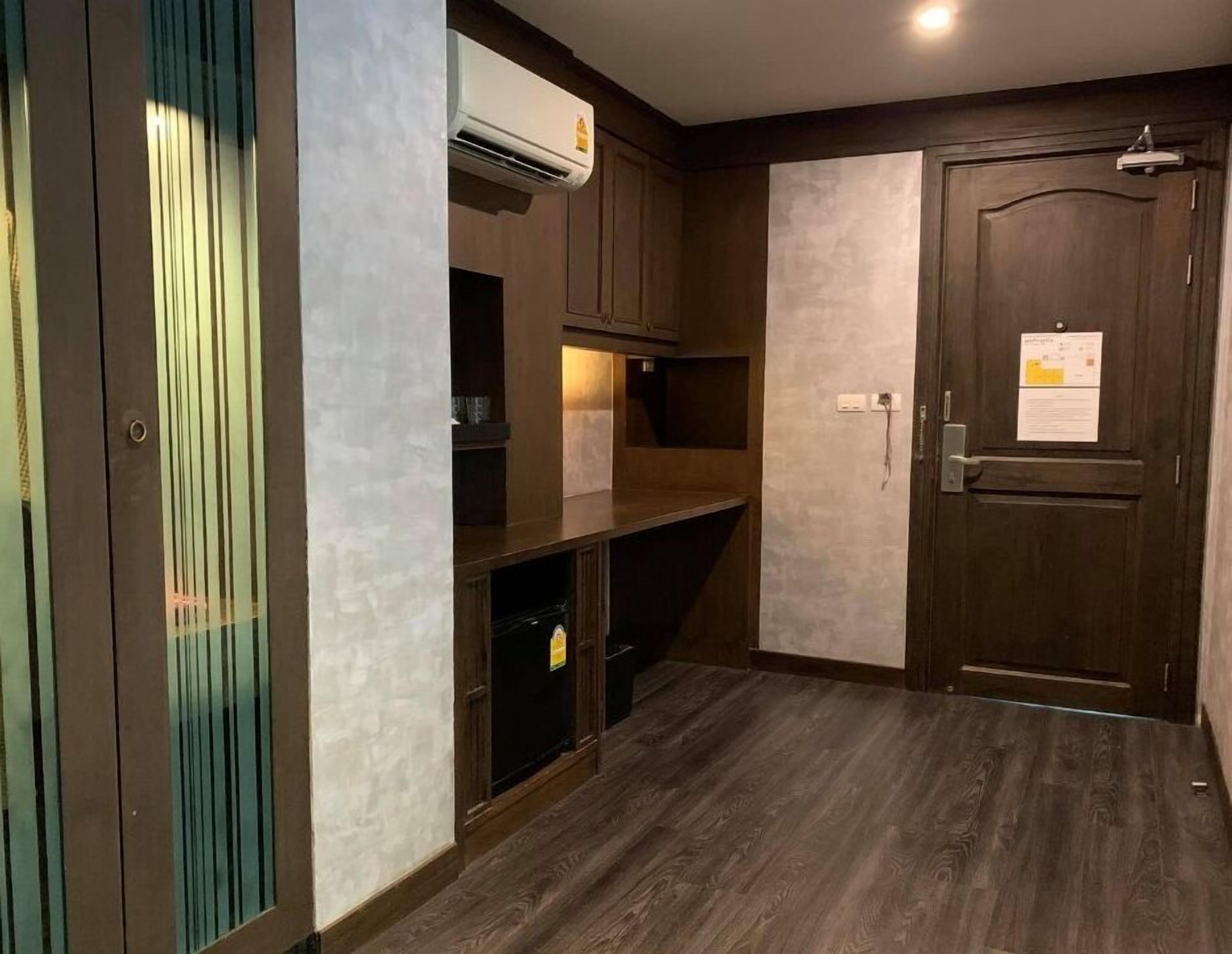 deluxe room with jacuzzi | in-room safe, rollaway beds, free wifi, bed sheets