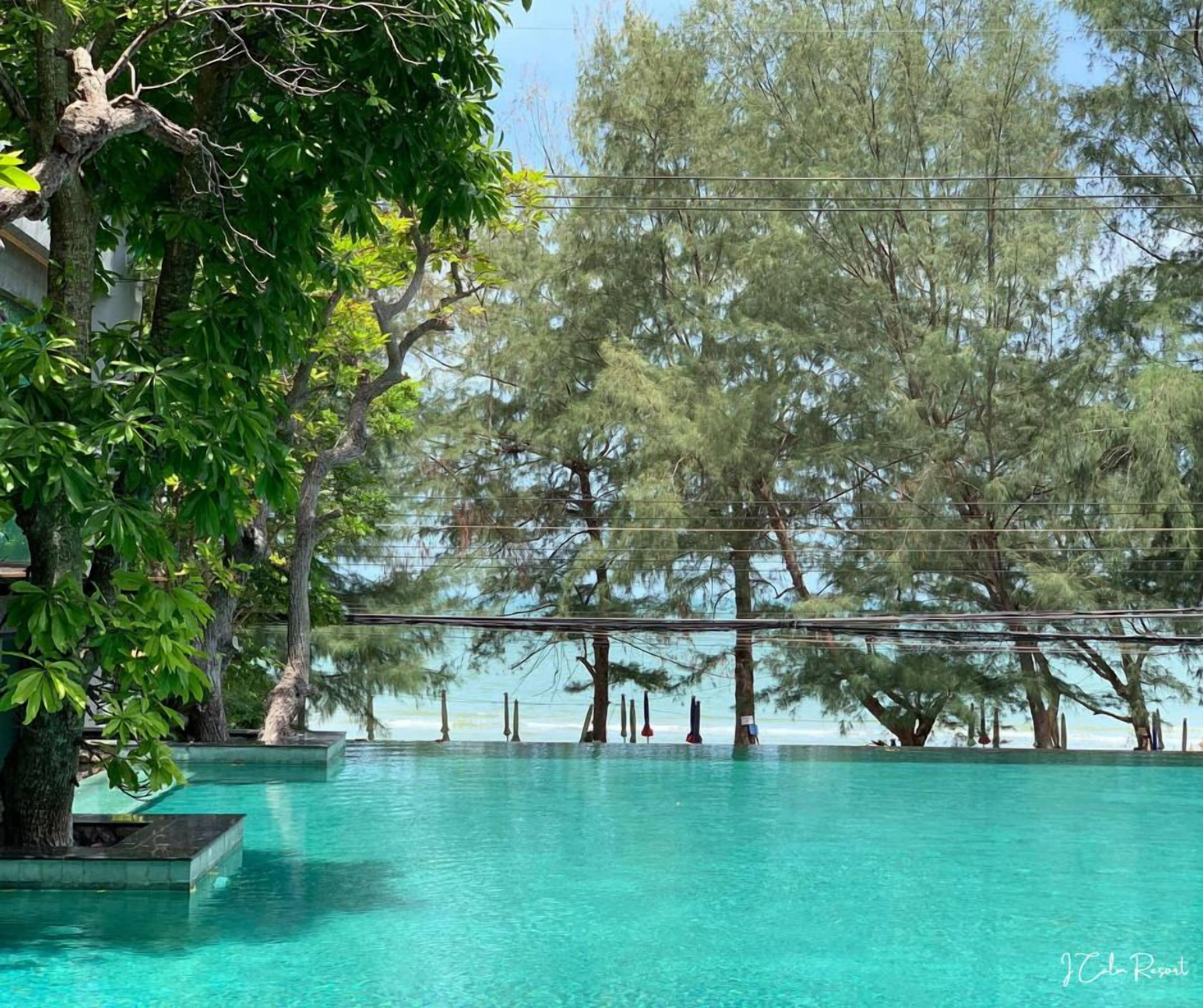 Kolam renang outdoor, dengan kursi berjemur