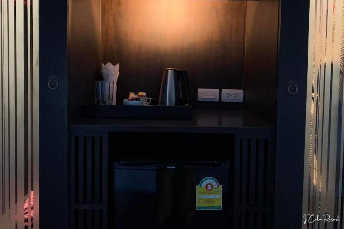 Deluxe Twin Room, Corner | In-room safe, free WiFi, bed sheets