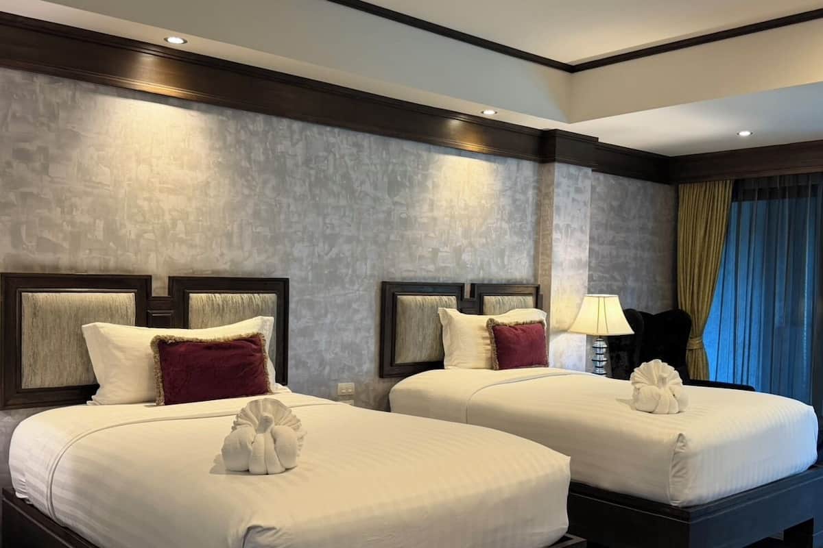 Deluxe Twin Room, Corner | In-room safe, free WiFi, bed sheets