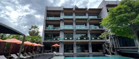 Outdoor pool, open 8:00 AM to 8:00 PM, pool loungers