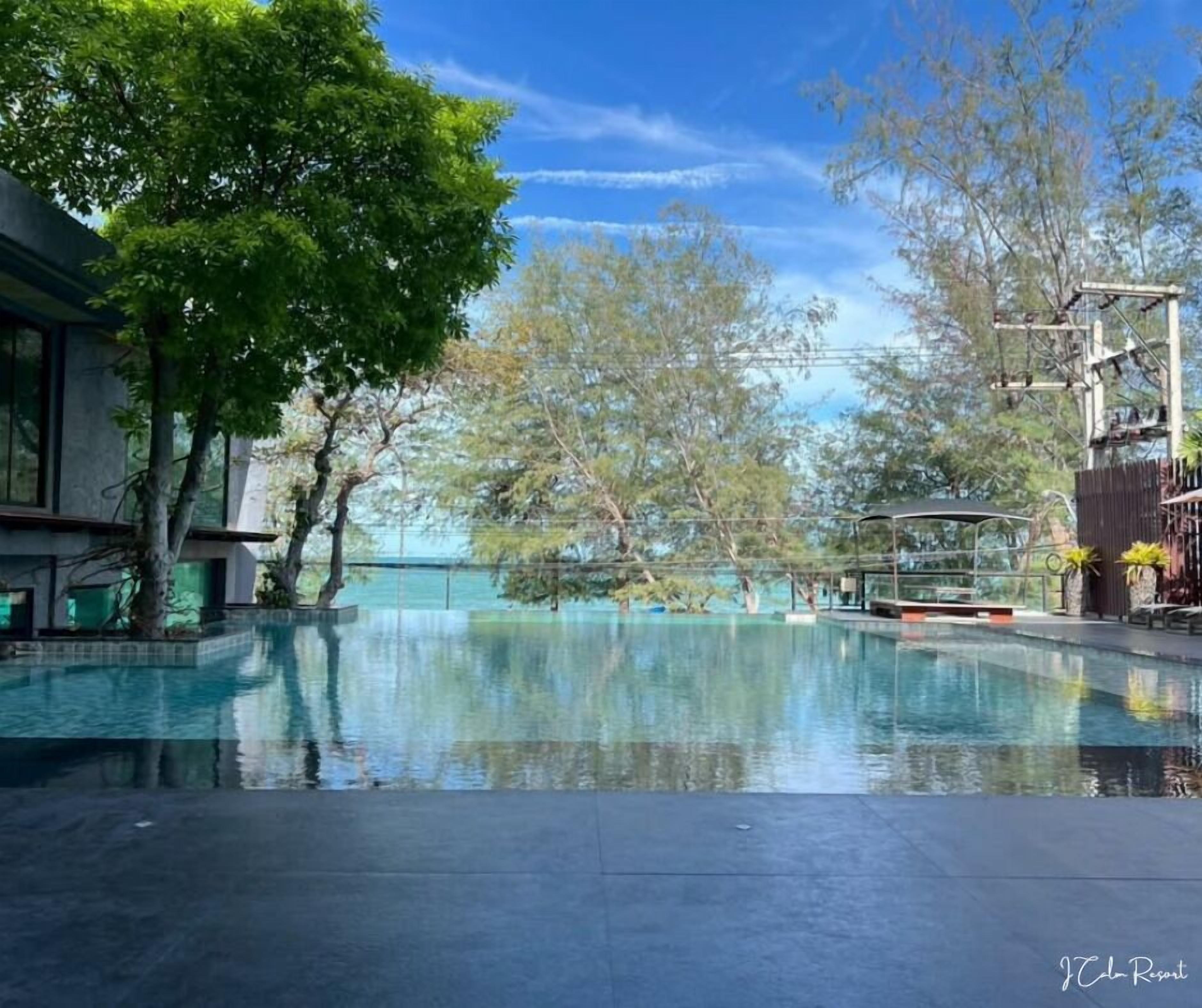 Outdoor pool, open 8:00 AM to 8:00 PM, pool loungers