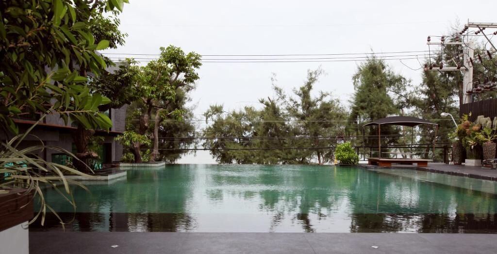 outdoor pool, pool loungers