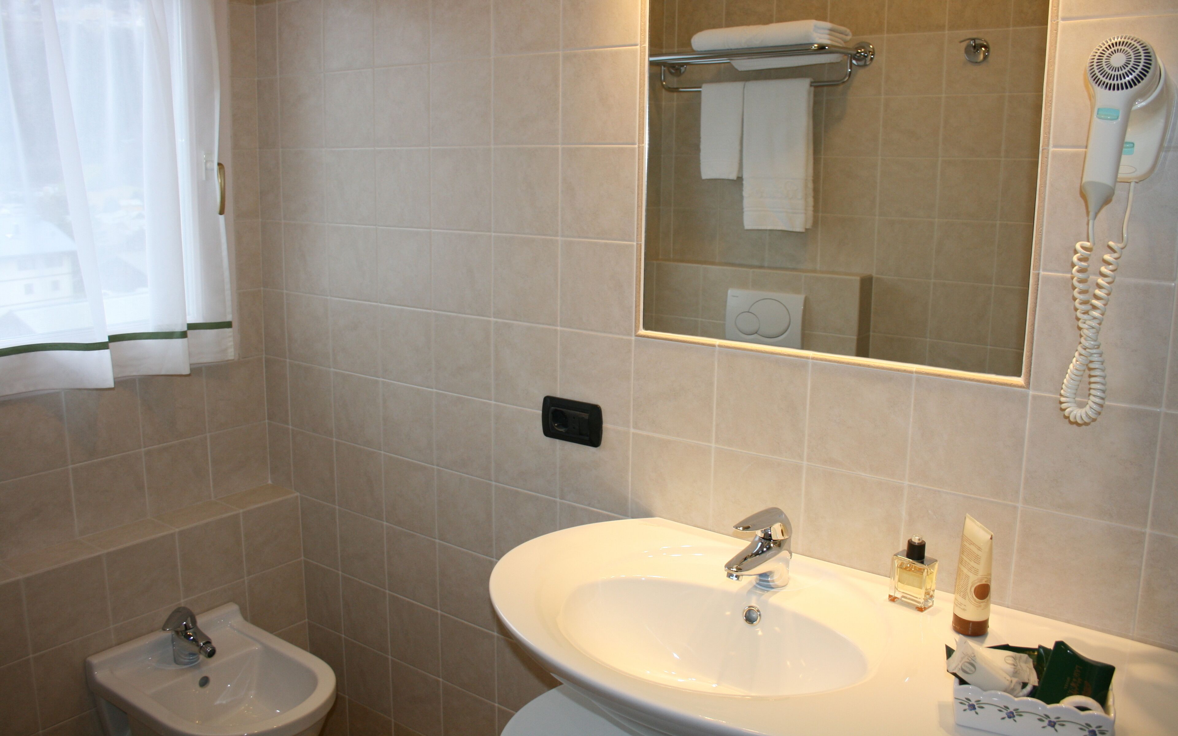 classic single room | bathroom sink