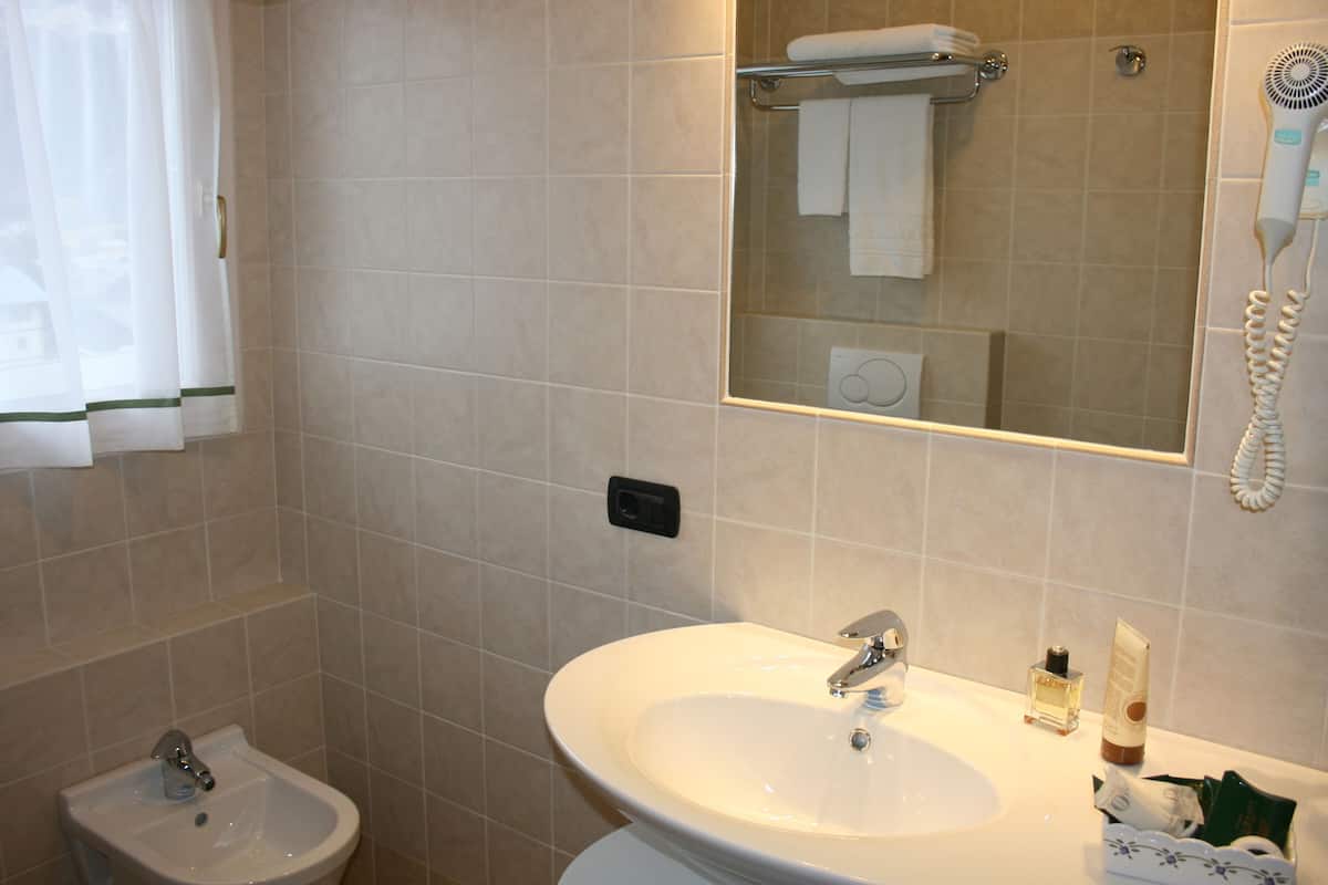 classic single room | bathroom sink