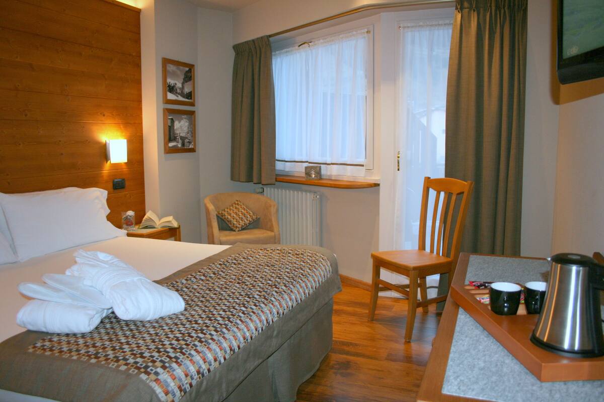 superior double or twin room | minibar, in-room safe, desk, soundproofing