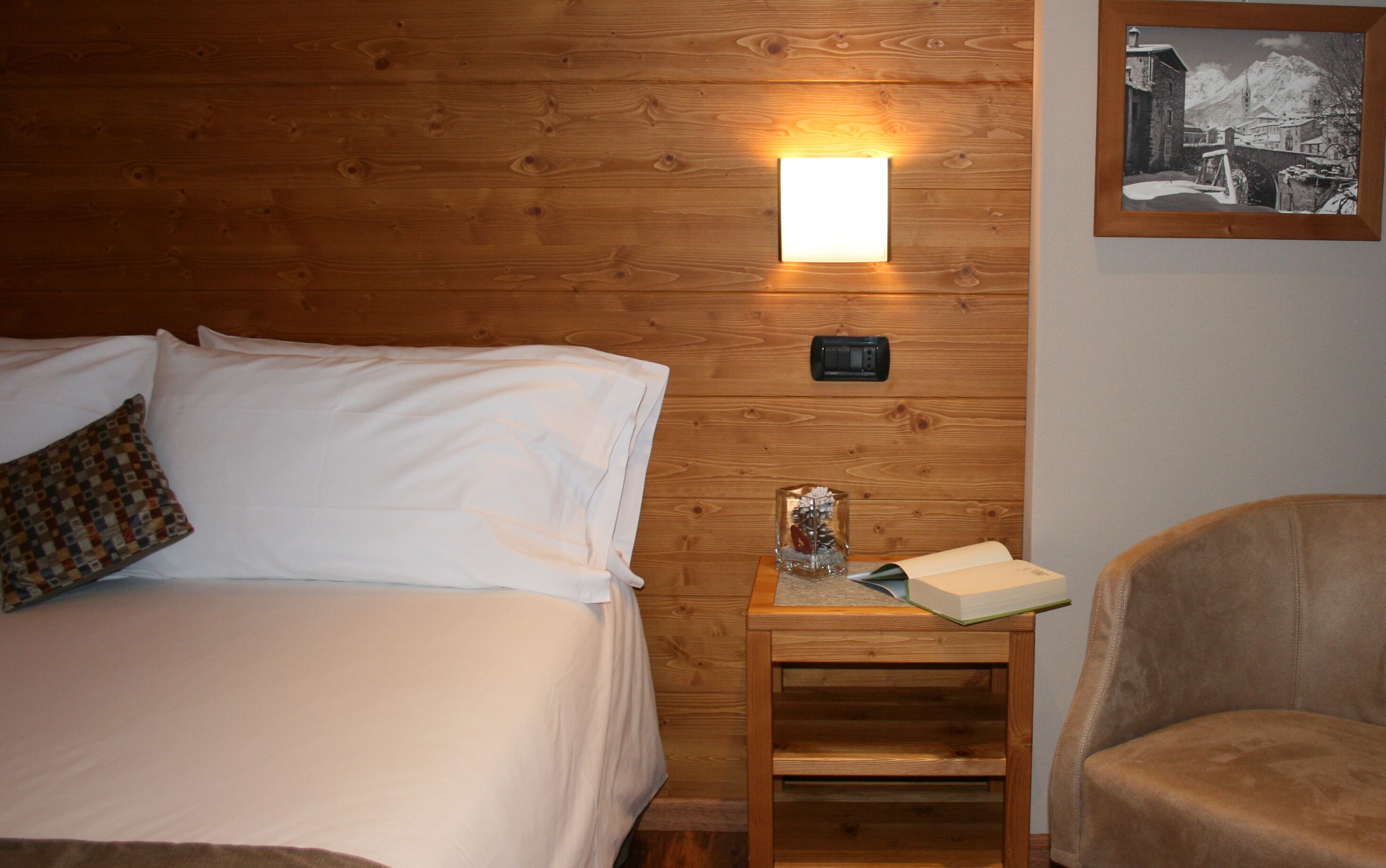 superior double or twin room | minibar, in-room safe, desk, soundproofing